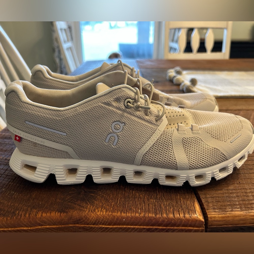 Women’s light gray On Coud